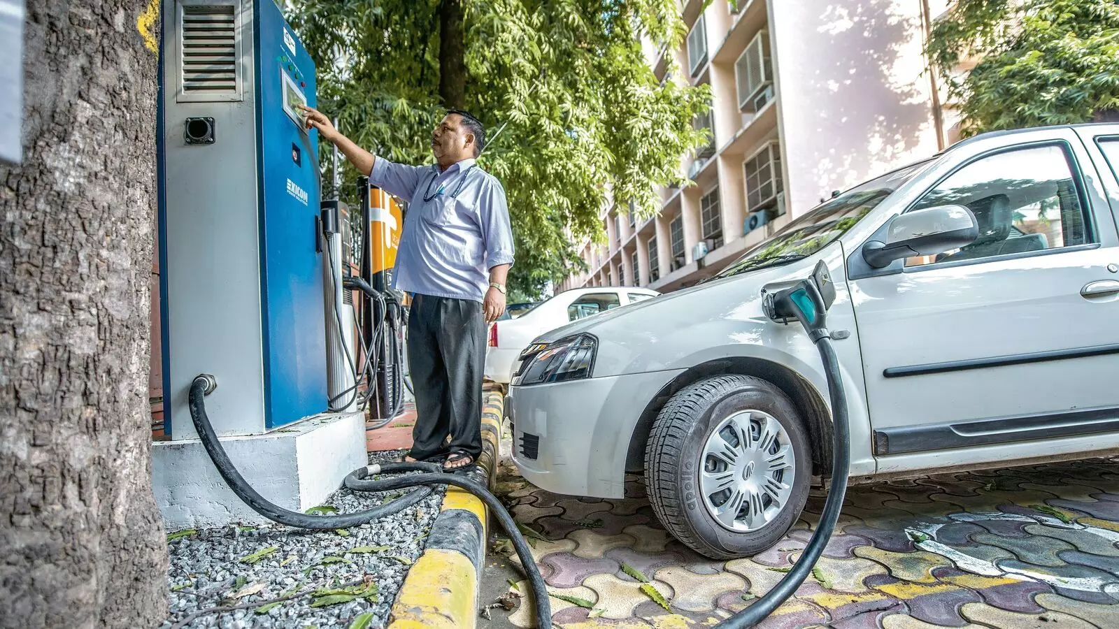 India’s Electric Car Journey: Big Dreams Meet Real-World Roadblocks