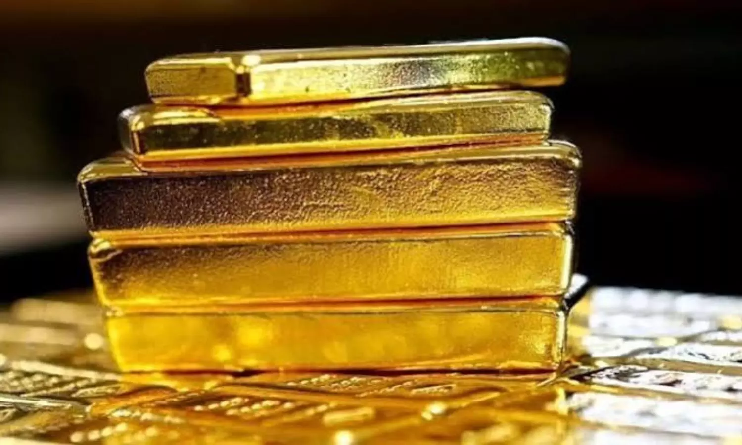 Gold futures rise on spot demand