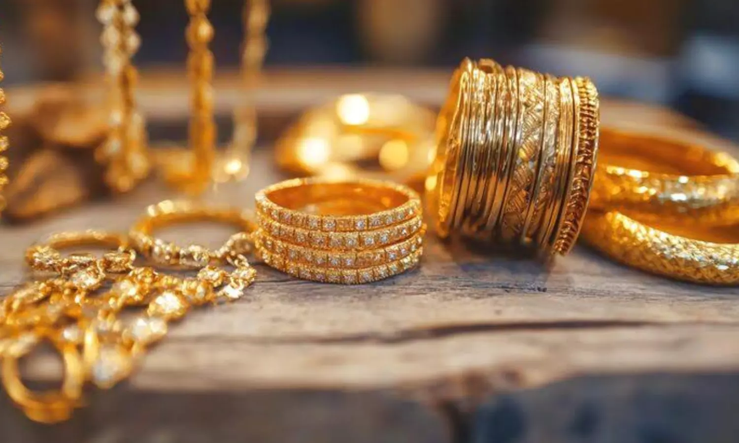 Gold futures decline on reduced participation