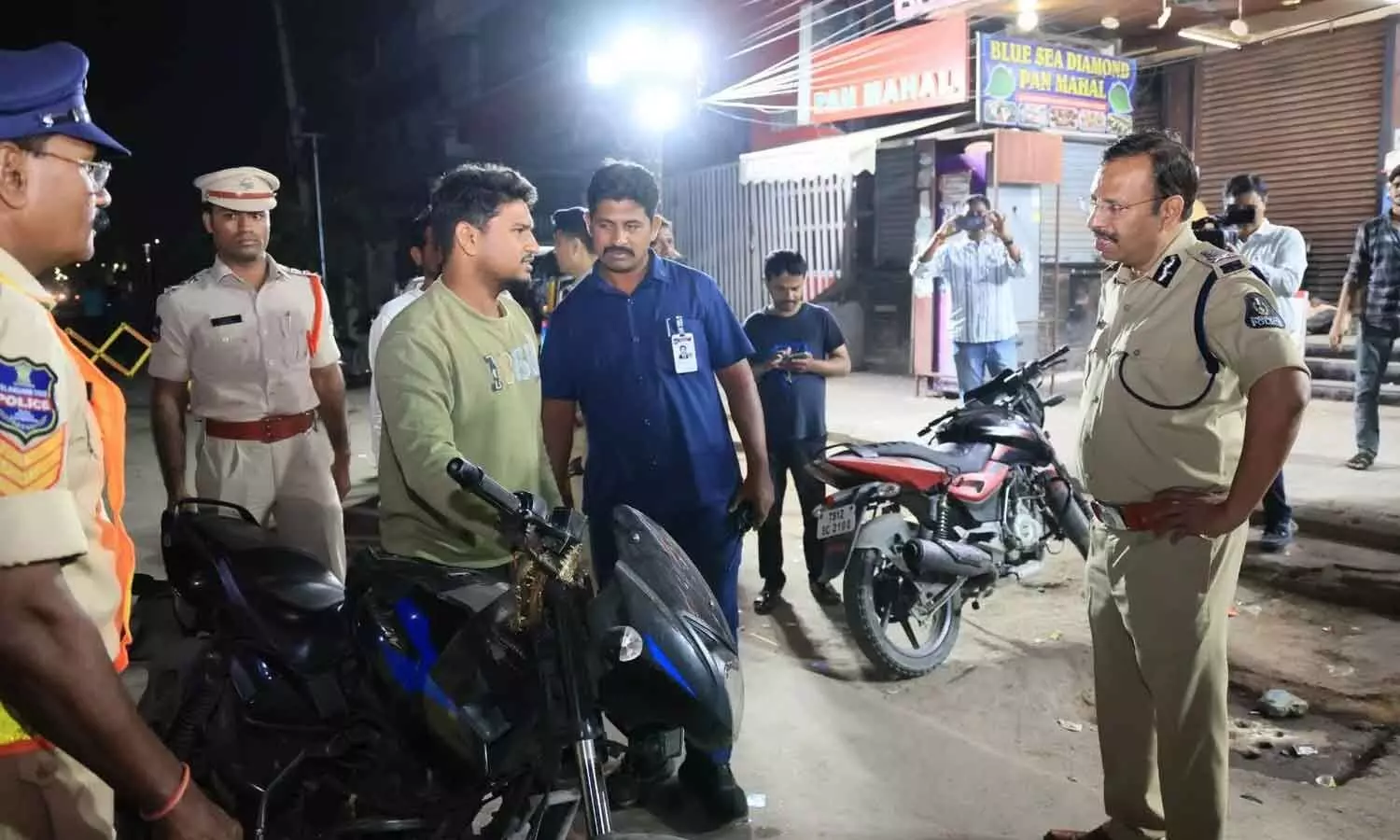 Hyd police conduct vehicle checking Hyd police conduct vehicle checking