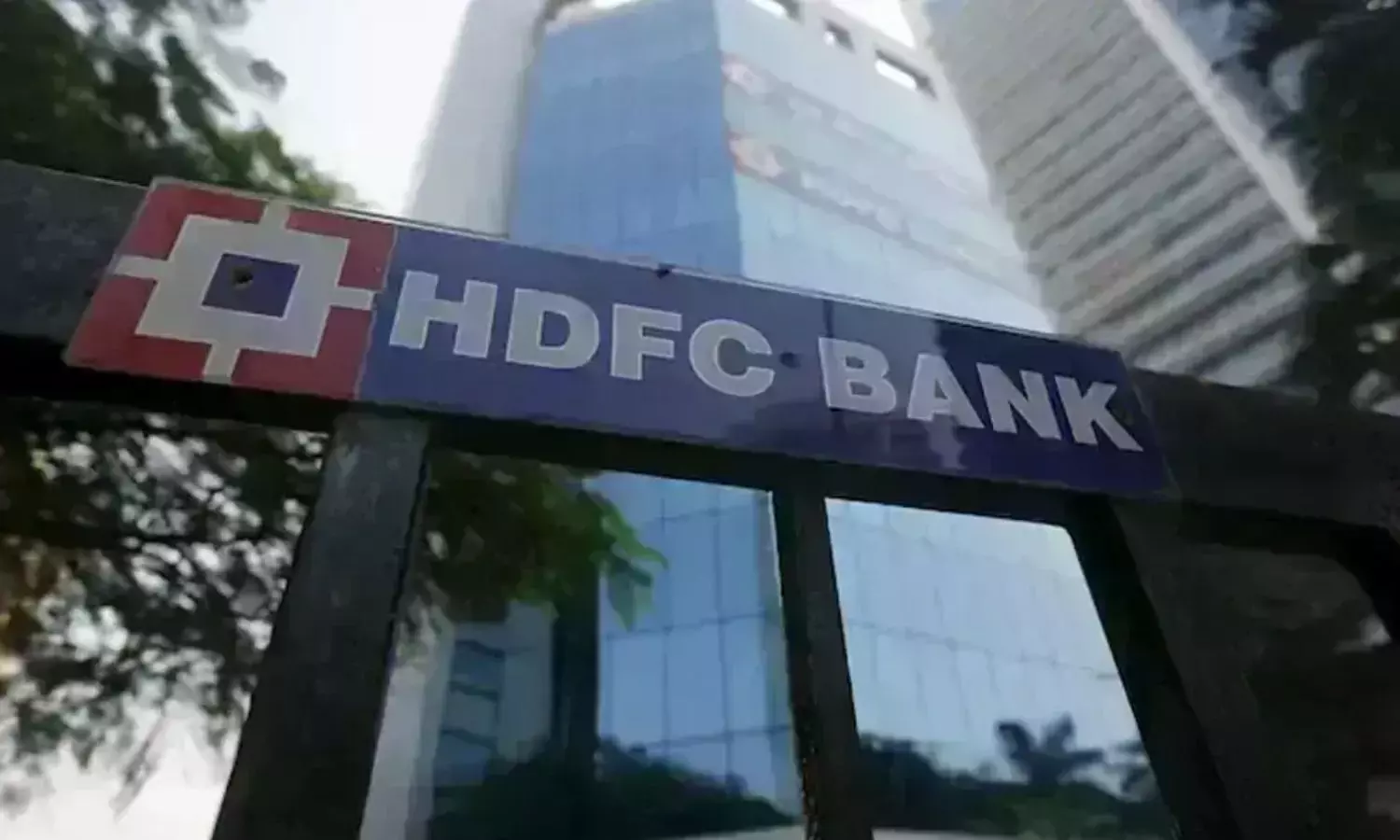 HDFC Bank Q2 profit rises 5 pc, misses estimates on higher provisions